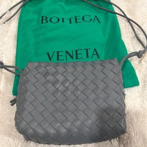 Bottega Veneta small loop camera bag in color thunder